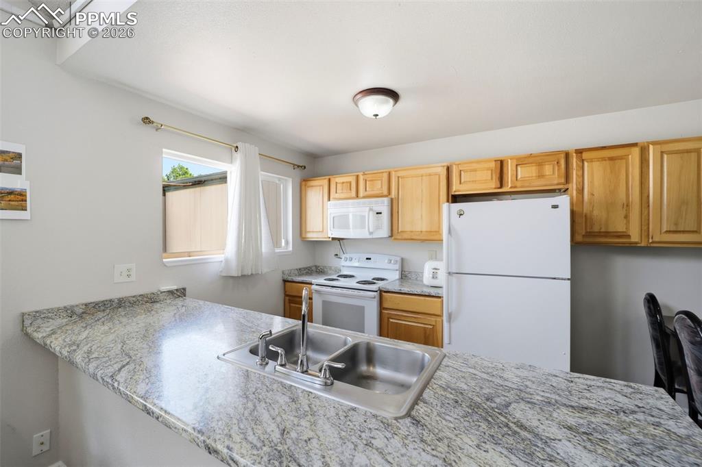 Image 16 of 47: Kitchen