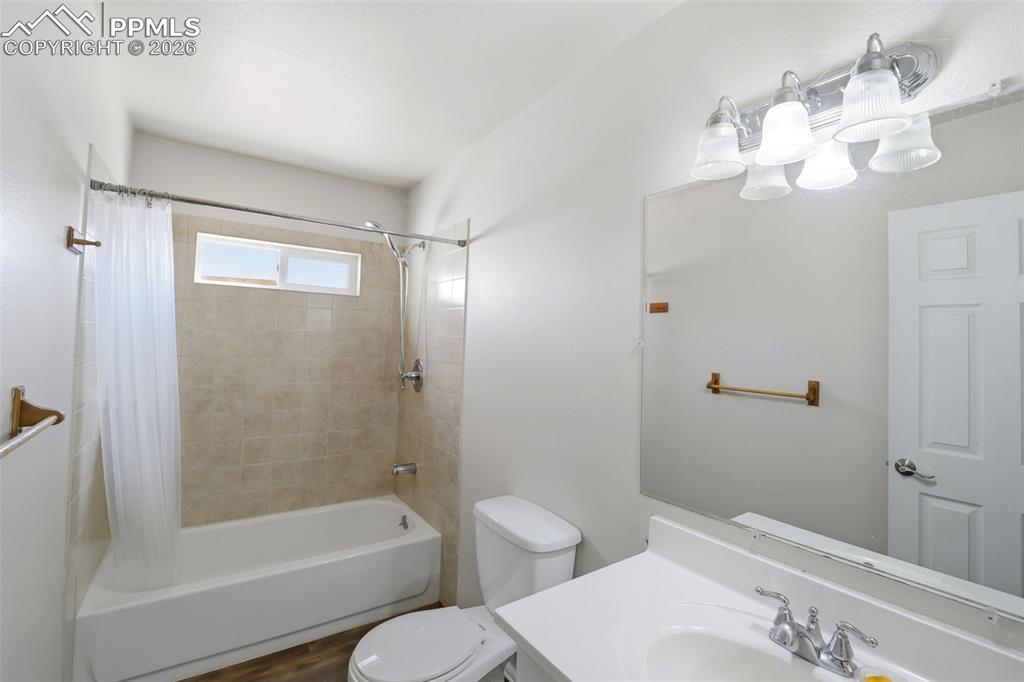 Image 22 of 47: Bathroom