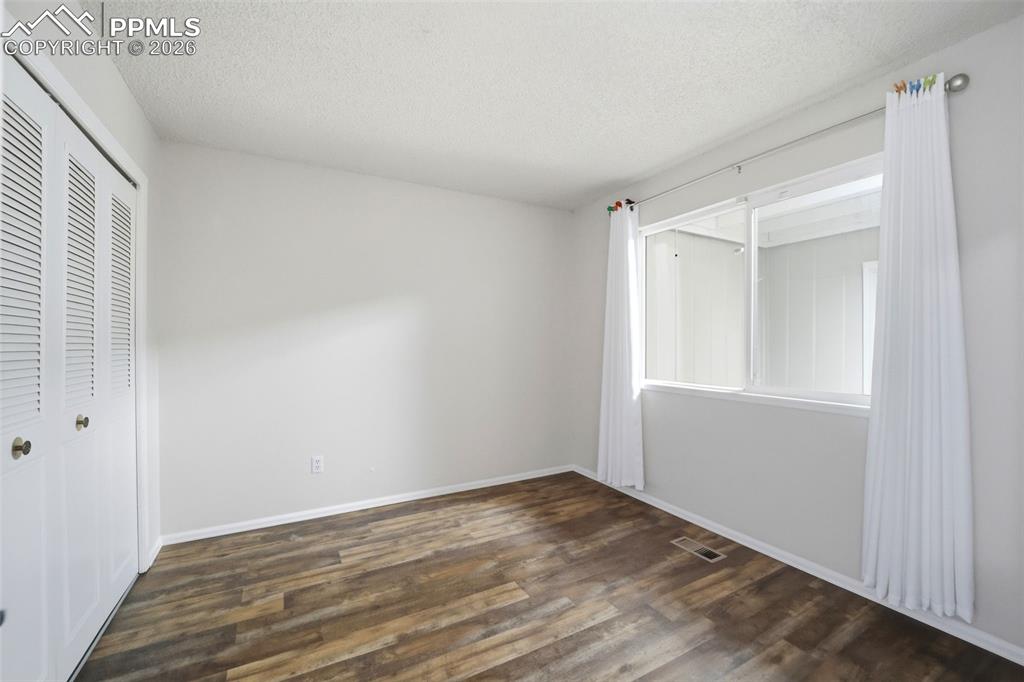 Image 23 of 47: Bedroom