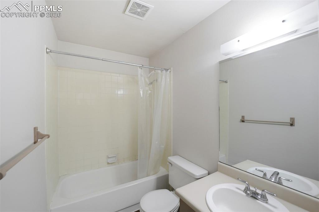 Image 25 of 47: Bathroom