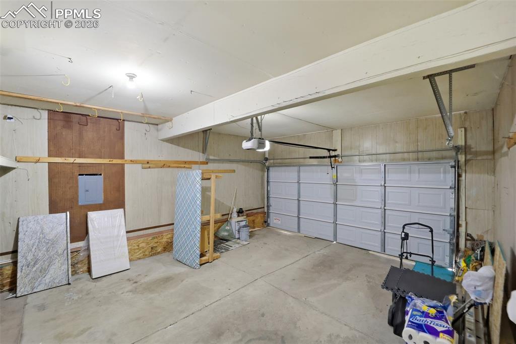 Image 37 of 47: Garage