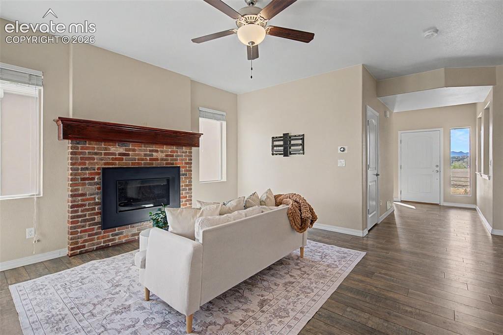 Image 10 of 50: Living Room