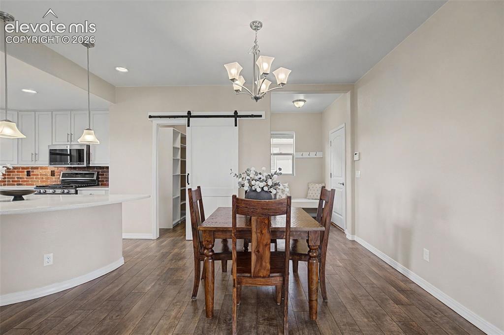 Image 14 of 50: Dining Area