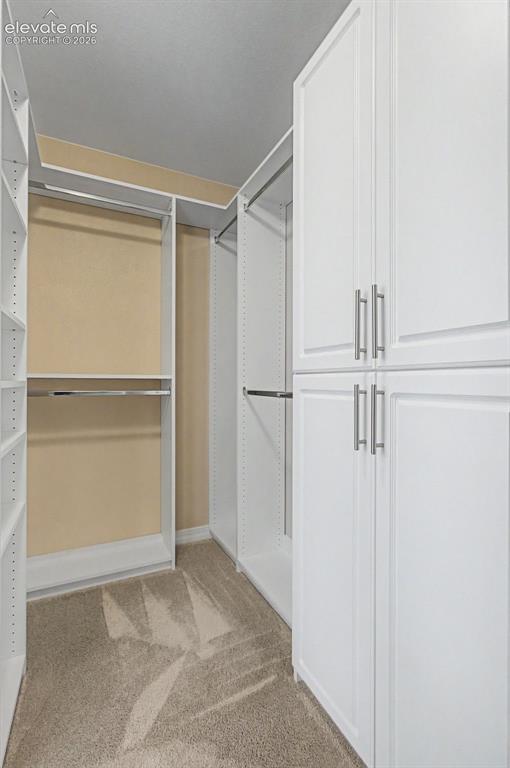 Image 19 of 50: Closet