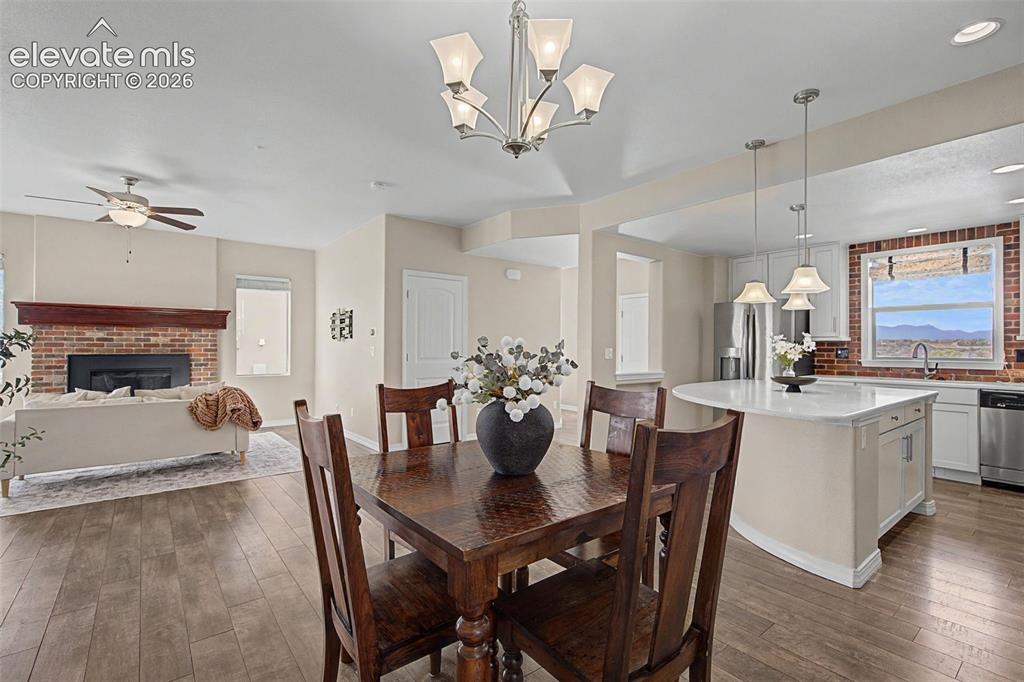 Image 9 of 50: Dining Area