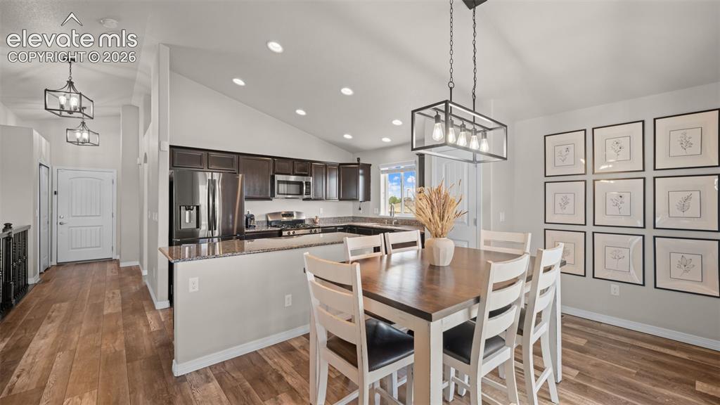 Image 13 of 42: Dining Area