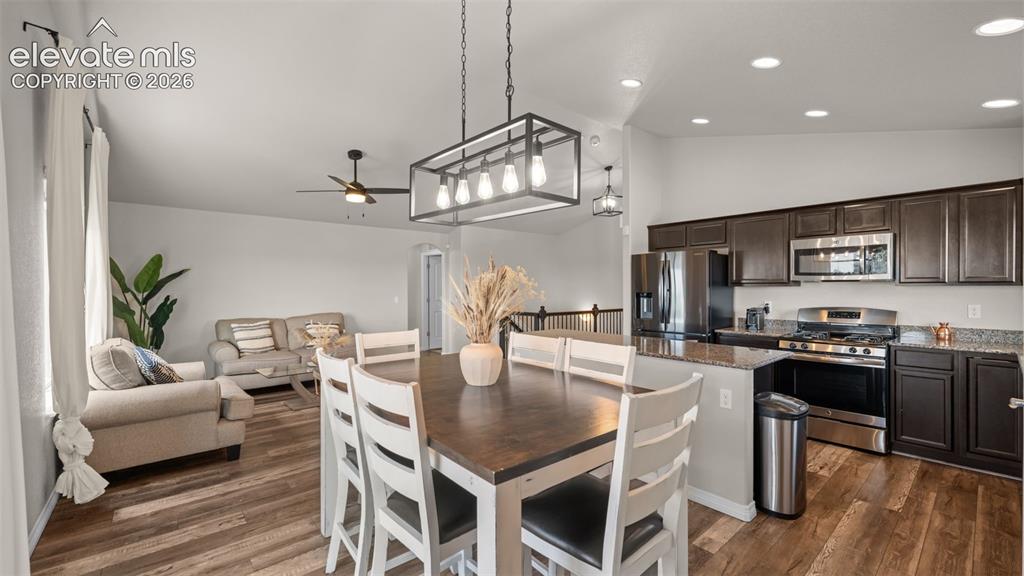 Image 14 of 42: Dining Area