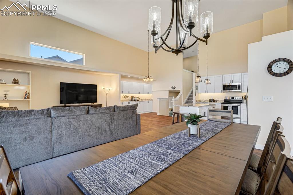 Image 12 of 34: Dining Area