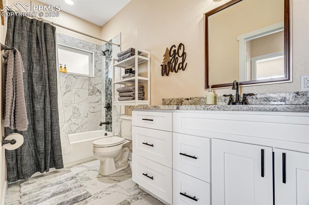 Image 16 of 34: Bathroom