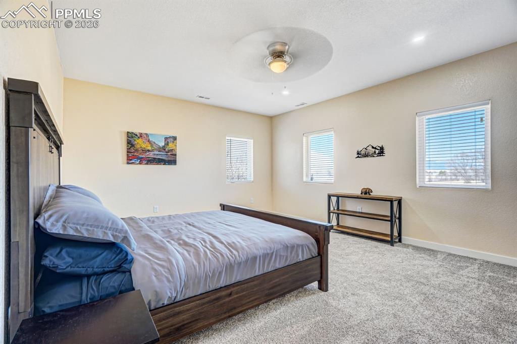 Image 31 of 34: Bedroom