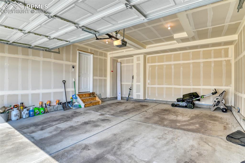 Image 43 of 47: Garage