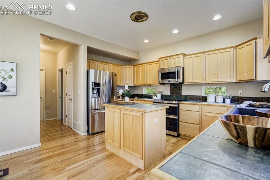 Image 10 of 50: Kitchen