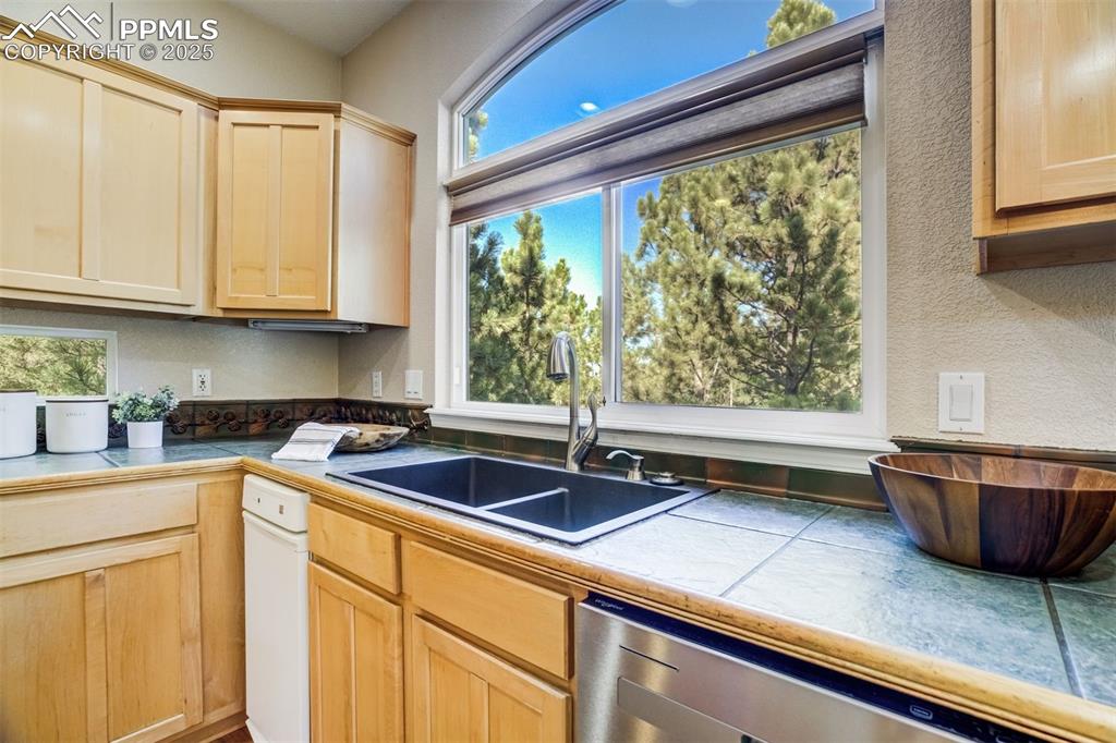 Image 13 of 50: Kitchen