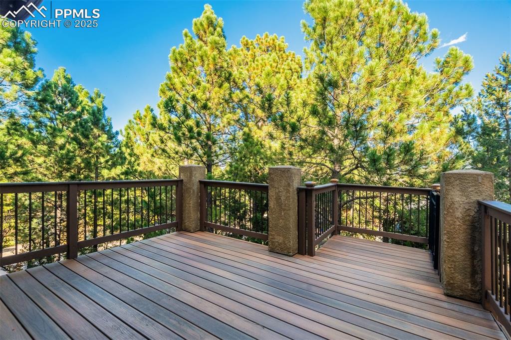 Image 15 of 50: Deck