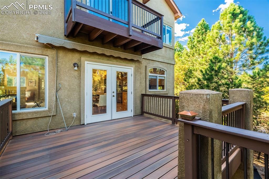 Image 17 of 50: Deck