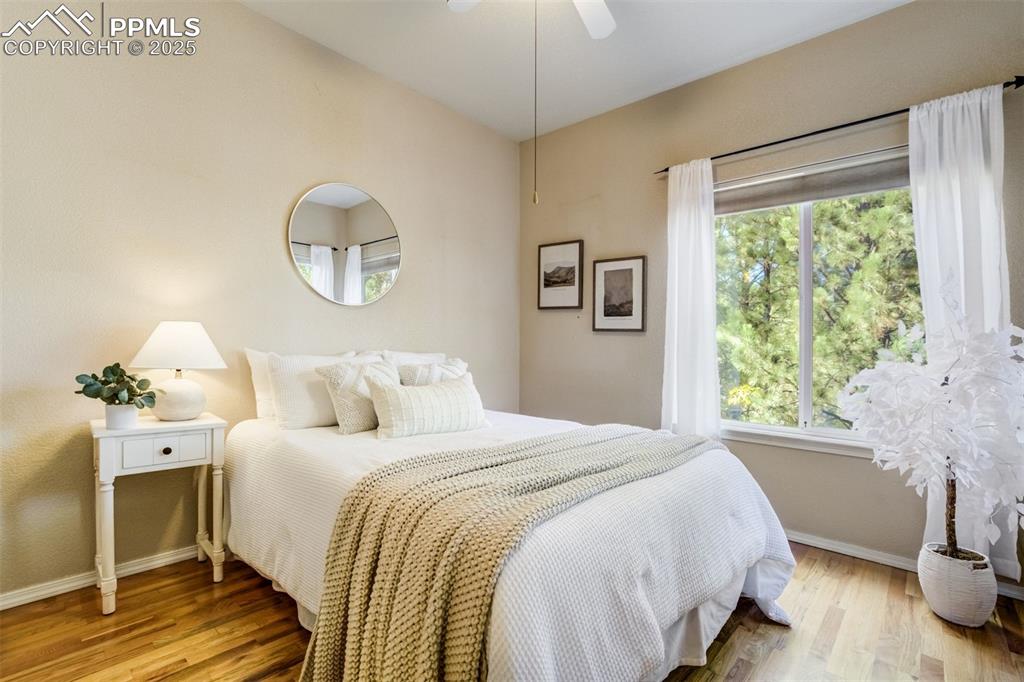 Image 18 of 50: Bedroom