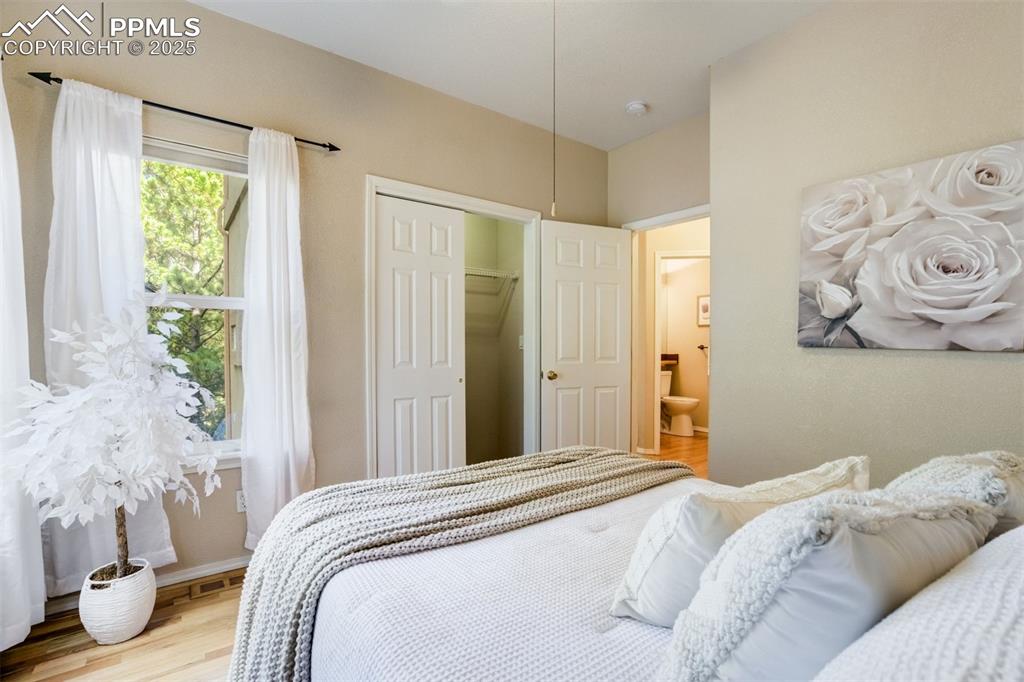 Image 19 of 50: Bedroom