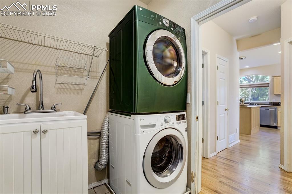 Image 21 of 50: Laundry