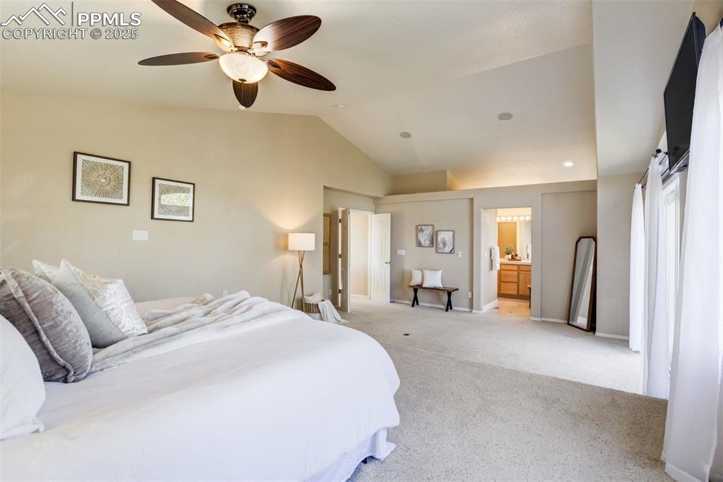 Image 26 of 50: Bedroom