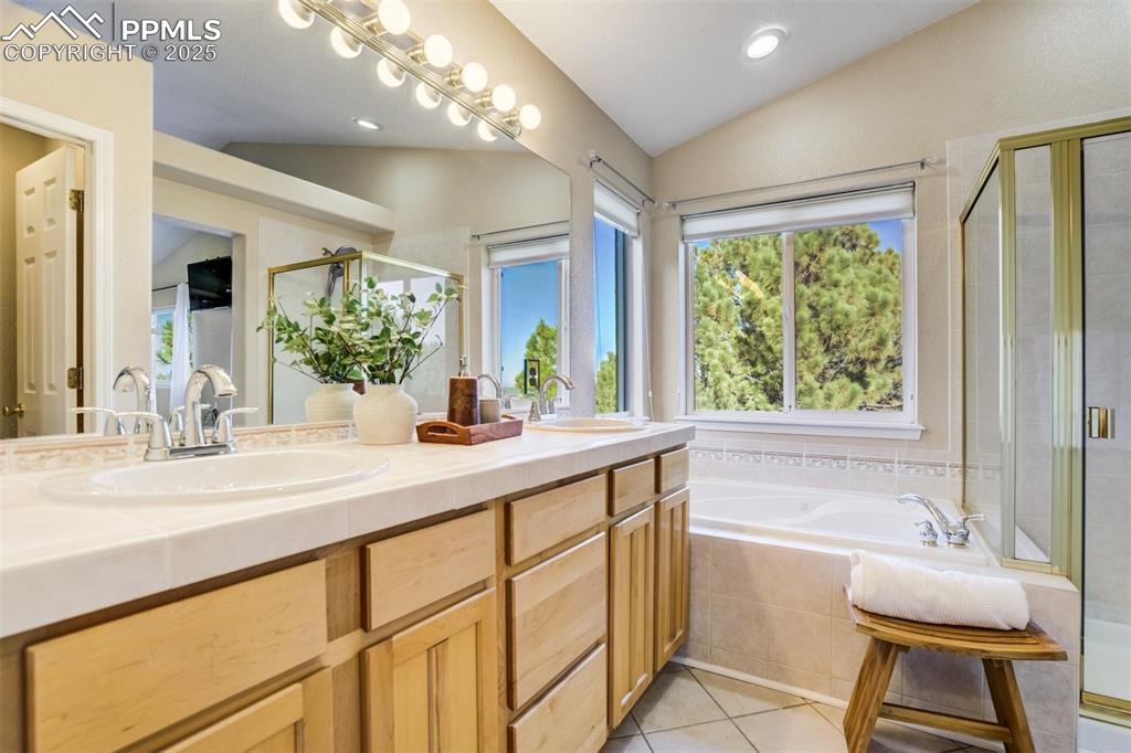 Image 27 of 50: Bathroom