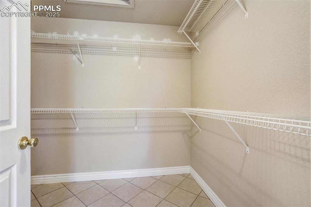 Image 29 of 50: Closet