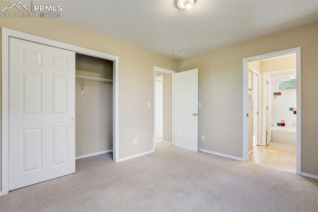 Image 31 of 50: Bedroom