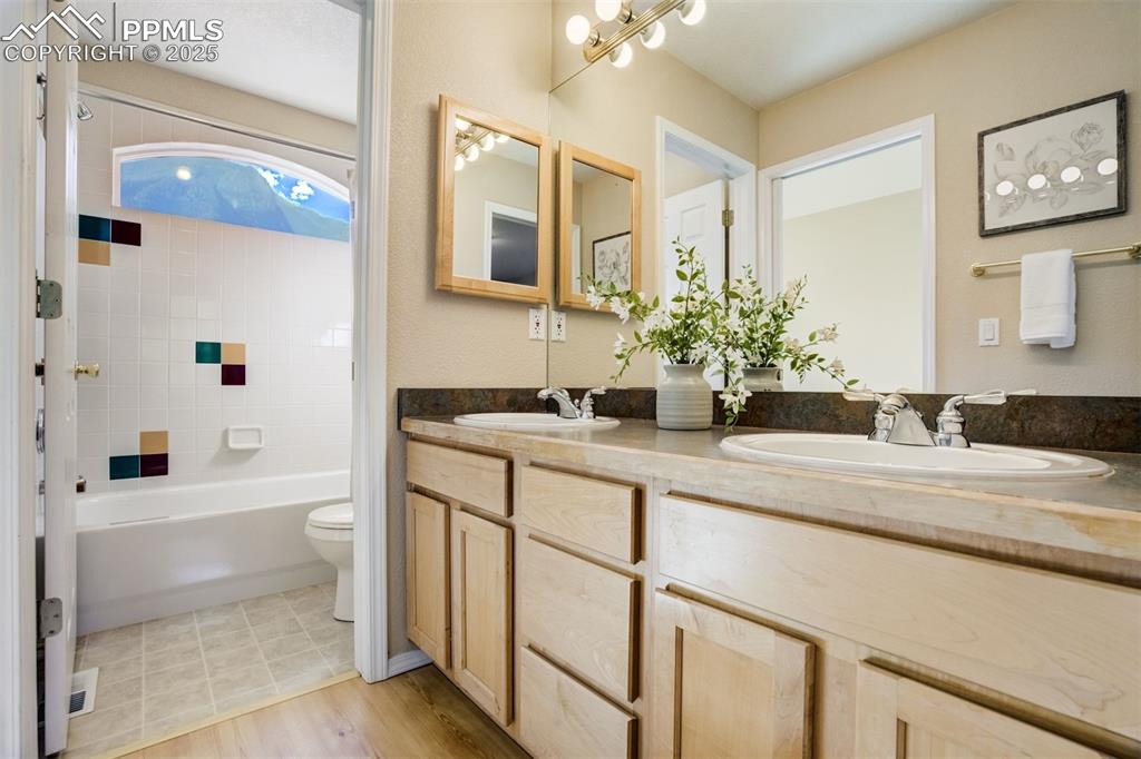 Image 32 of 50: Bathroom