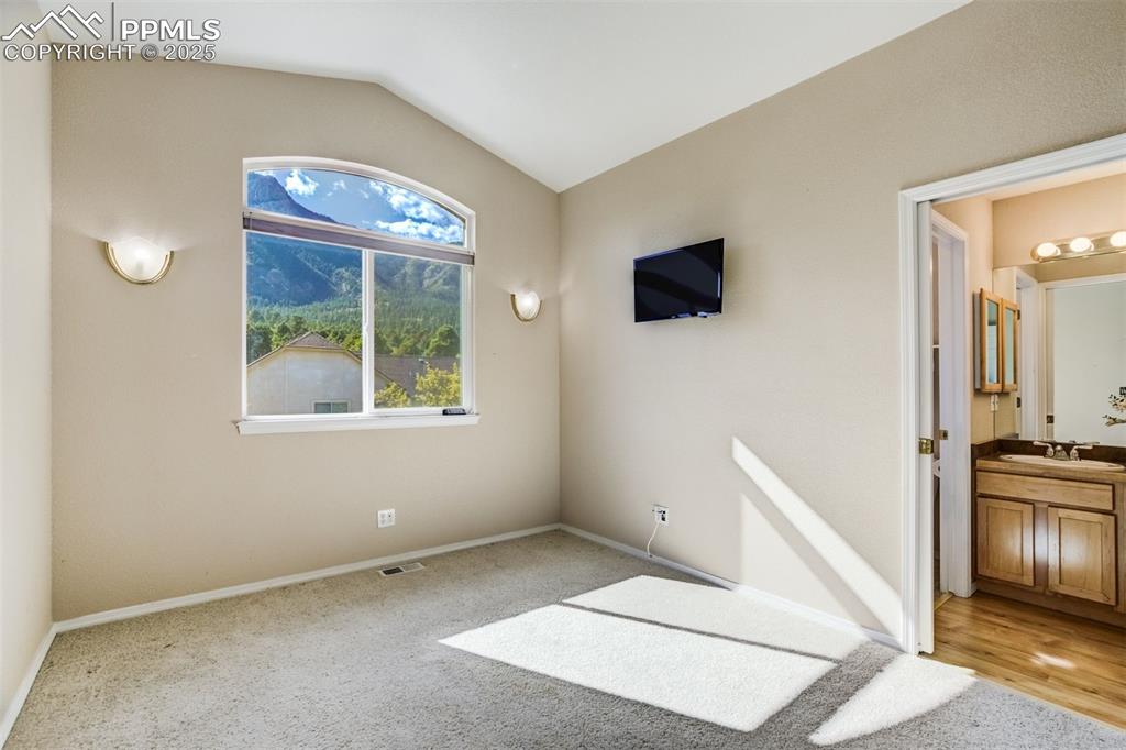 Image 33 of 50: Bedroom