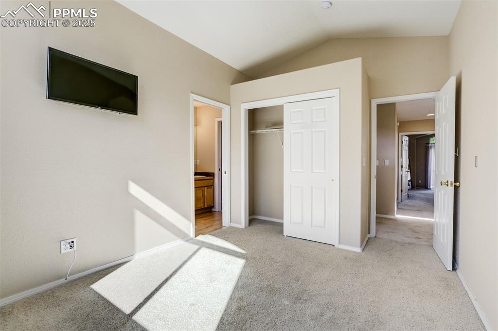 Image 34 of 50: Bedroom