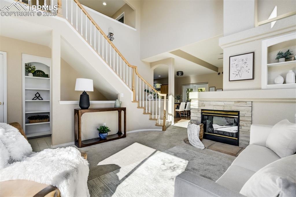 Image 5 of 50: Living Room