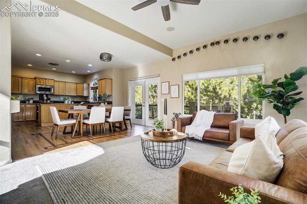 Image 6 of 50: Living Room