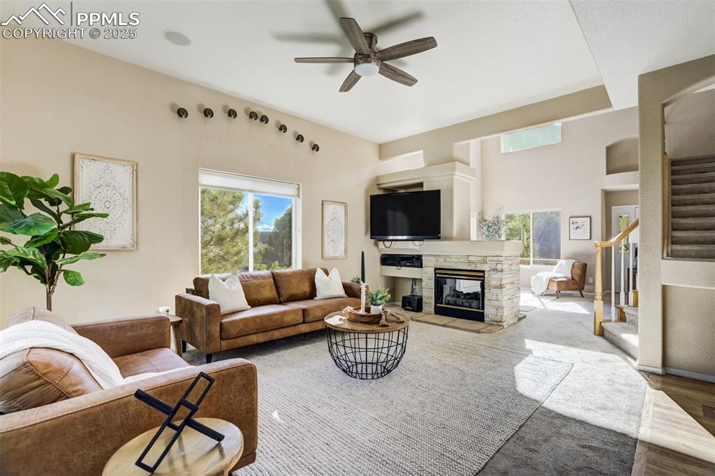 Image 8 of 50: Living Room