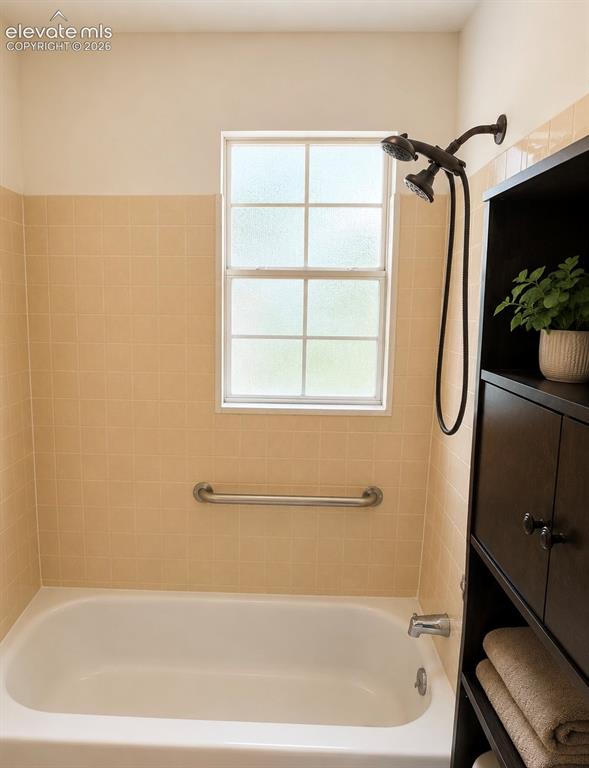 Image 12 of 15: Bathroom