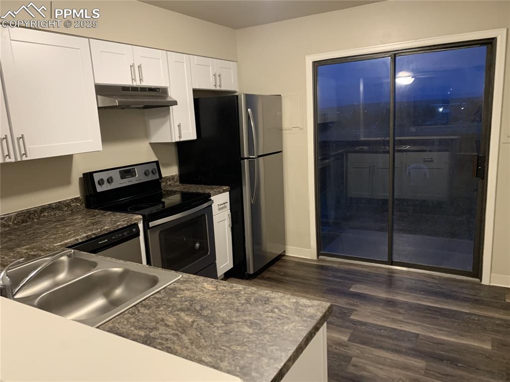 Image 5 of 10: Kitchen