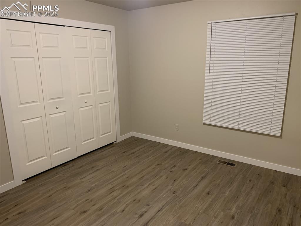 Image 9 of 10: Bedroom