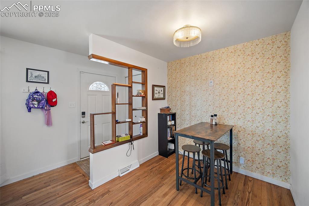 Image 10 of 47: Dining Area