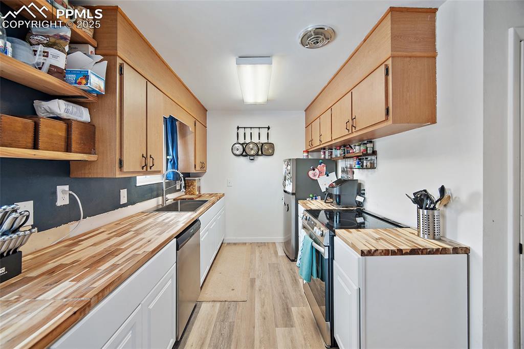 Image 11 of 47: Kitchen