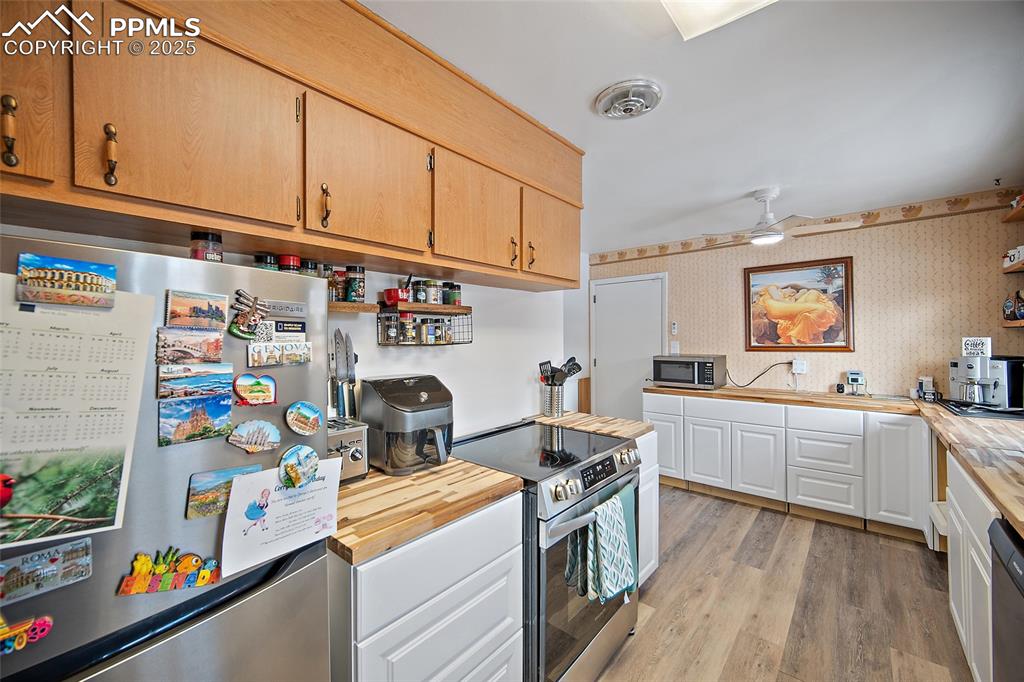 Image 14 of 47: Kitchen