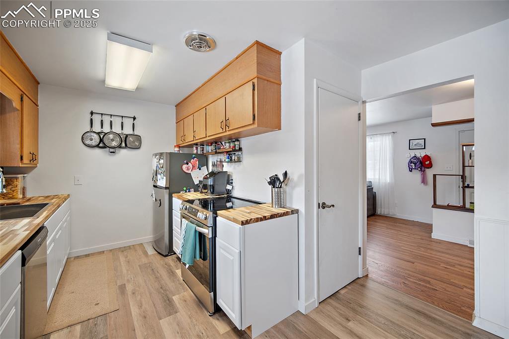 Image 15 of 47: Kitchen