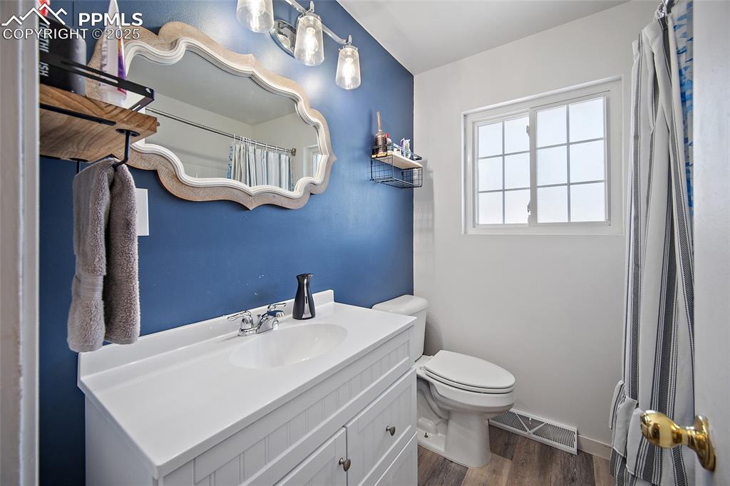 Image 16 of 47: Bathroom