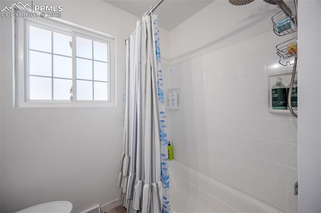 Image 17 of 47: Bathroom