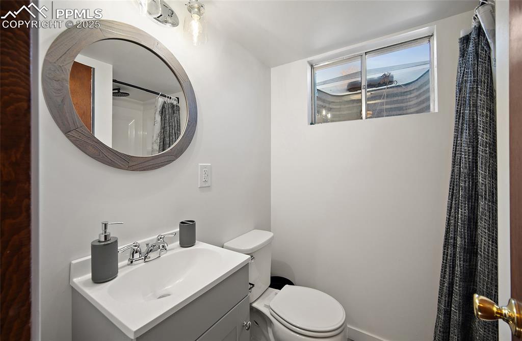 Image 30 of 47: Bathroom