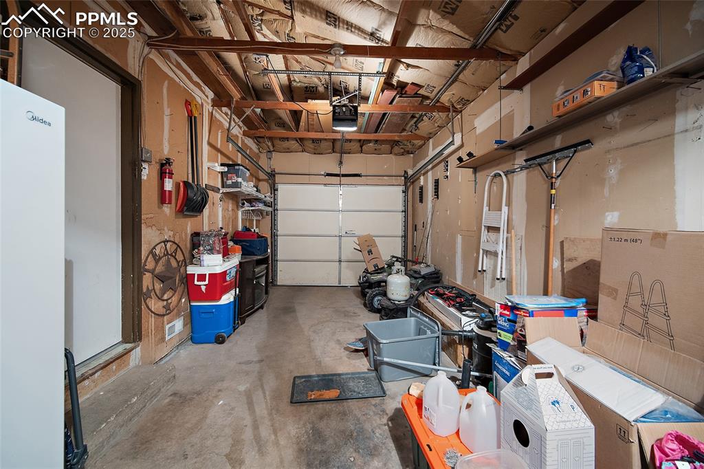 Image 35 of 47: Garage