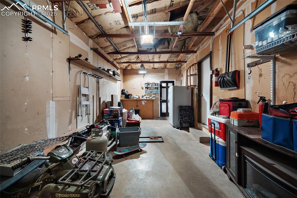 Image 36 of 47: Garage