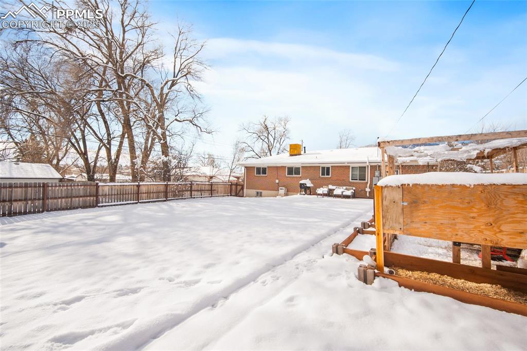 Image 39 of 47: Yard