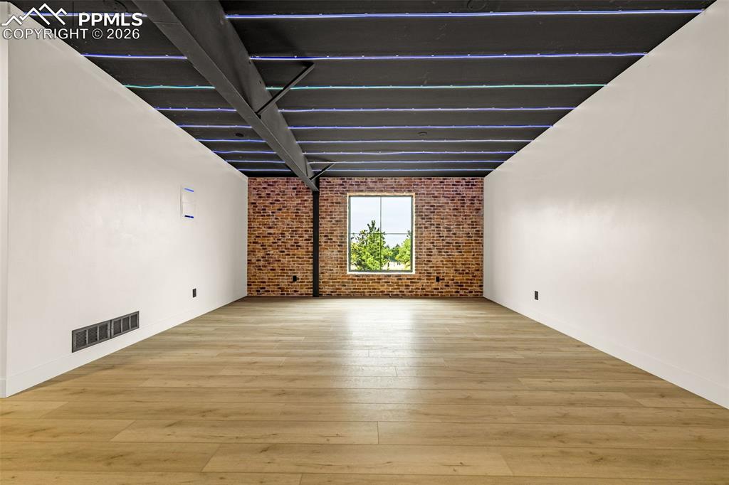 Image 21 of 50: Loft