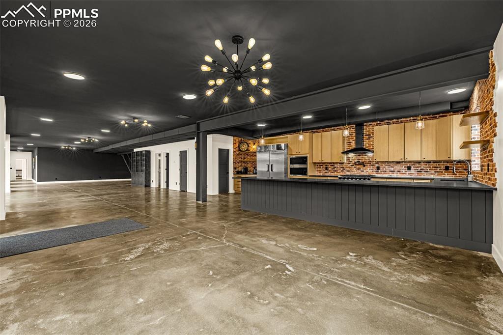 Image 3 of 50: Dining Area