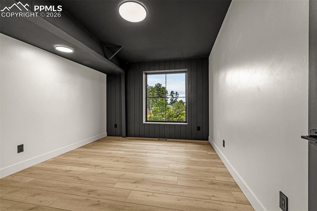 Image 31 of 50: Bedroom 5 - upper level.