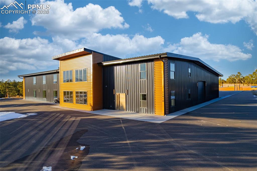 Image 46 of 50: Heated driveway