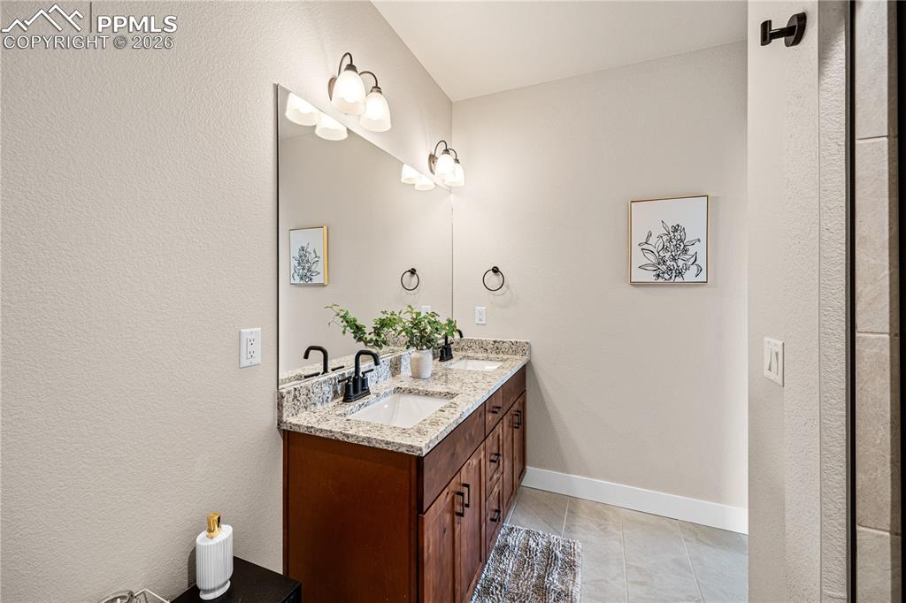 Image 18 of 27: Bathroom